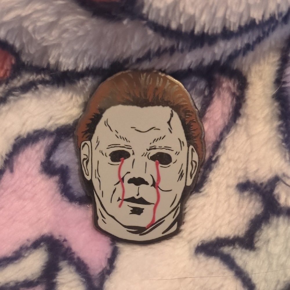 📌Michael Myers Horror Enamel Pin — White, Brown, Red